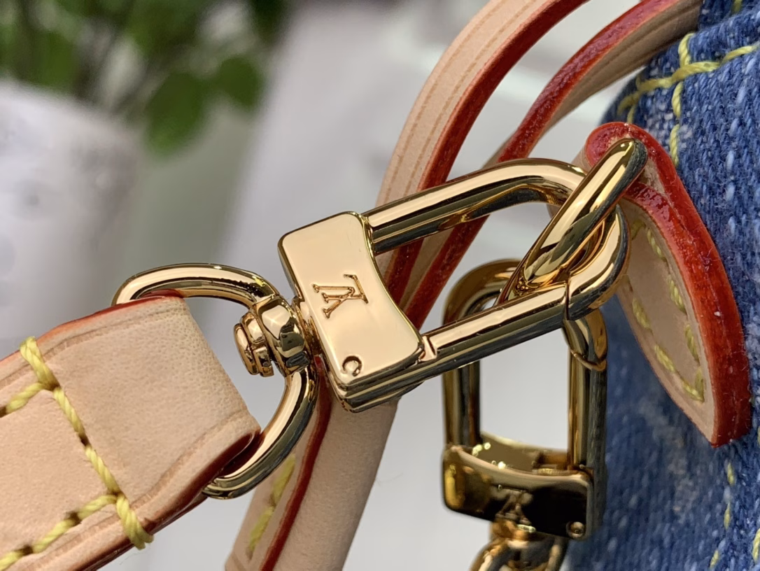 The cotton is rendered in a trendy denim hue and then the classic Monogram pattern is laid out on top, contrasting with the leather trims and dazzling chains. The LV inscription decoration on the drawstring closure adds a playful touch and pays tribute to the brand's long-standing heritage