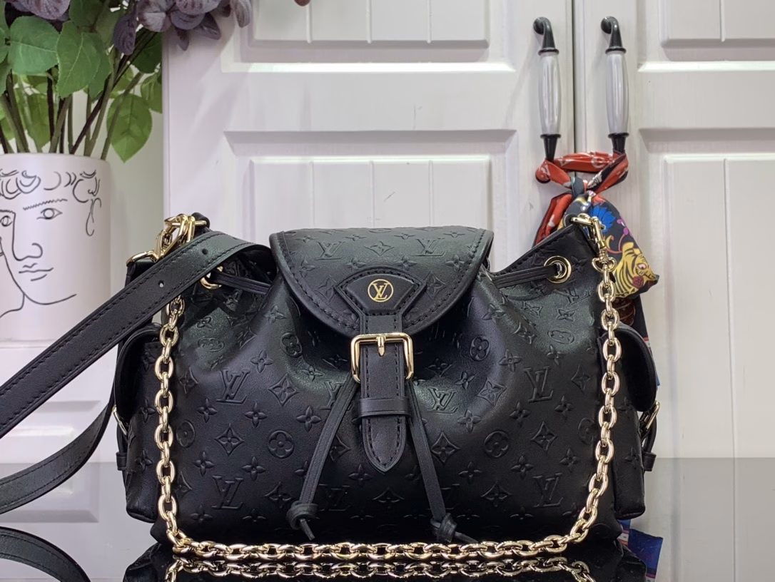 Meet the Odyssée tote, a key shape from the Pre-Fall 2025 collection. Inspired by Cruise 2024's Excursion backpack, it encapsulates the house's travel DNA and is designed for everyday adventures. Crafted from calfskin, the shoulder style features the Minigram Bold signature and is finished with a decorative buckle and removable chain. Keep your keys or lipstick close at hand with the side pockets