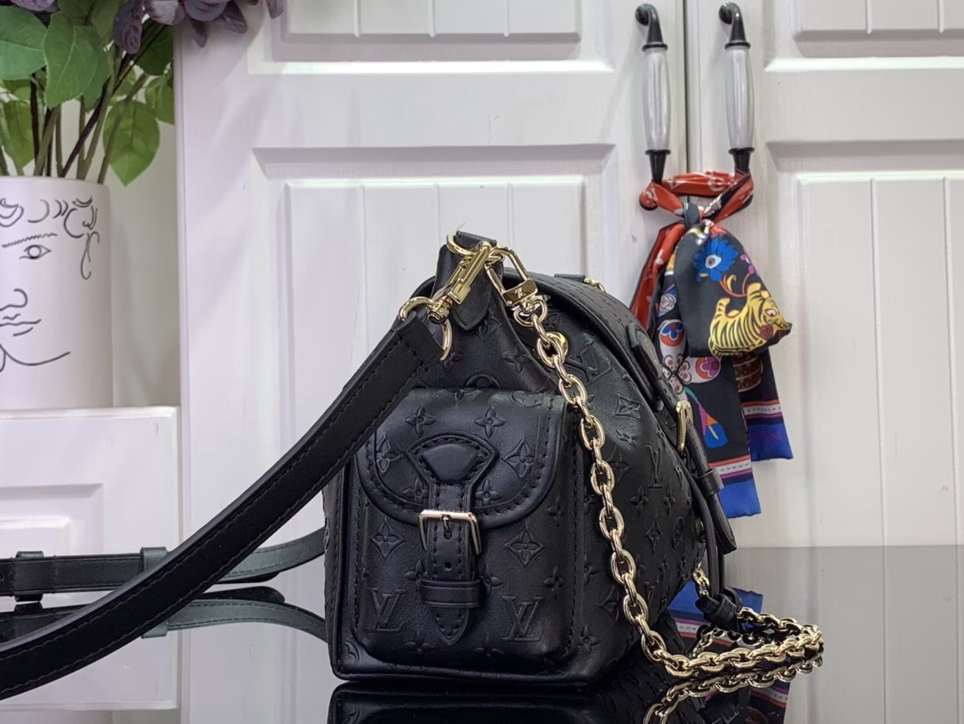 Meet the Odyssée tote, a key shape from the Pre-Fall 2025 collection. Inspired by Cruise 2024's Excursion backpack, it encapsulates the house's travel DNA and is designed for everyday adventures. Crafted from calfskin, the shoulder style features the Minigram Bold signature and is finished with a decorative buckle and removable chain. Keep your keys or lipstick close at hand with the side pockets