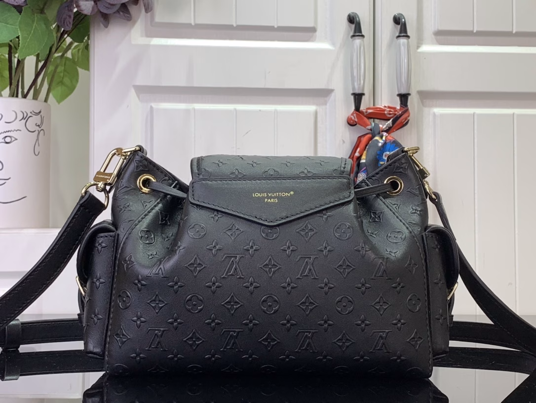 Meet the Odyssée tote, a key shape from the Pre-Fall 2025 collection. Inspired by Cruise 2024's Excursion backpack, it encapsulates the house's travel DNA and is designed for everyday adventures. Crafted from calfskin, the shoulder style features the Minigram Bold signature and is finished with a decorative buckle and removable chain. Keep your keys or lipstick close at hand with the side pockets