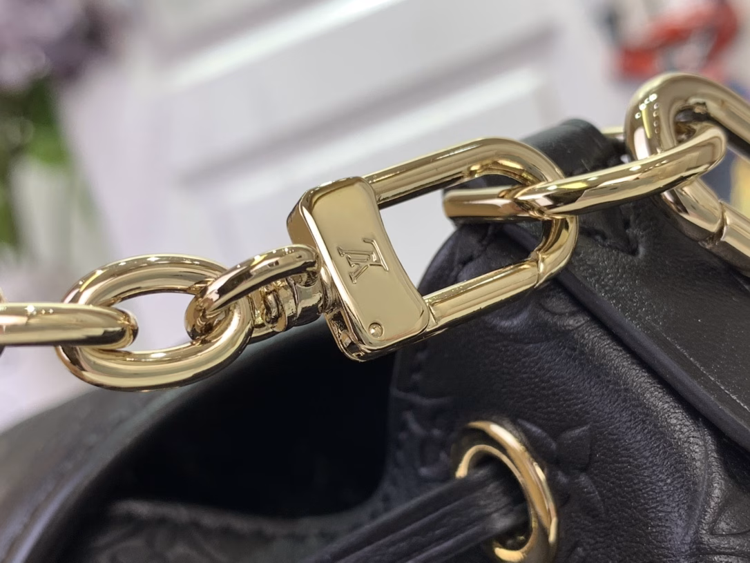 Meet the Odyssée tote, a key shape from the Pre-Fall 2025 collection. Inspired by Cruise 2024's Excursion backpack, it encapsulates the house's travel DNA and is designed for everyday adventures. Crafted from calfskin, the shoulder style features the Minigram Bold signature and is finished with a decorative buckle and removable chain. Keep your keys or lipstick close at hand with the side pockets