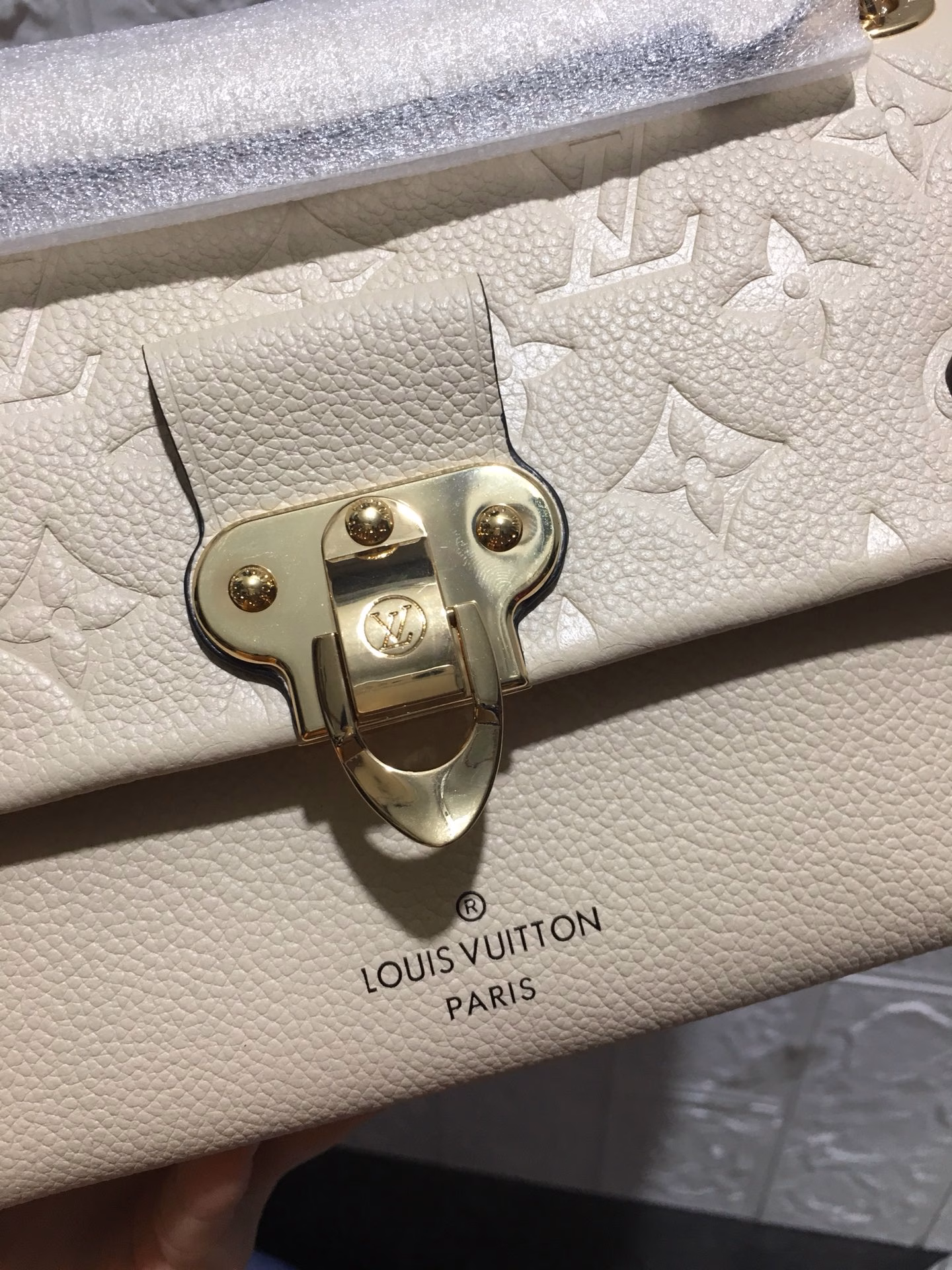 The vavin bb Monogram Empreinte leather combines silky and textured textures, the hook closure pays tribute to the design of Louis Vuitton luggage, and the chain shoulder strap adds contrast. The compact structure contains ample space