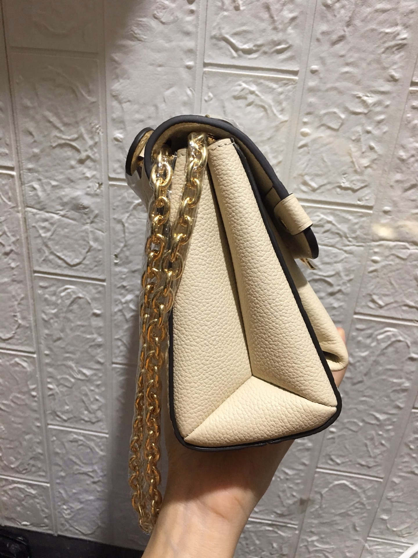 The vavin bb Monogram Empreinte leather combines silky and textured textures, the hook closure pays tribute to the design of Louis Vuitton luggage, and the chain shoulder strap adds contrast. The compact structure contains ample space
