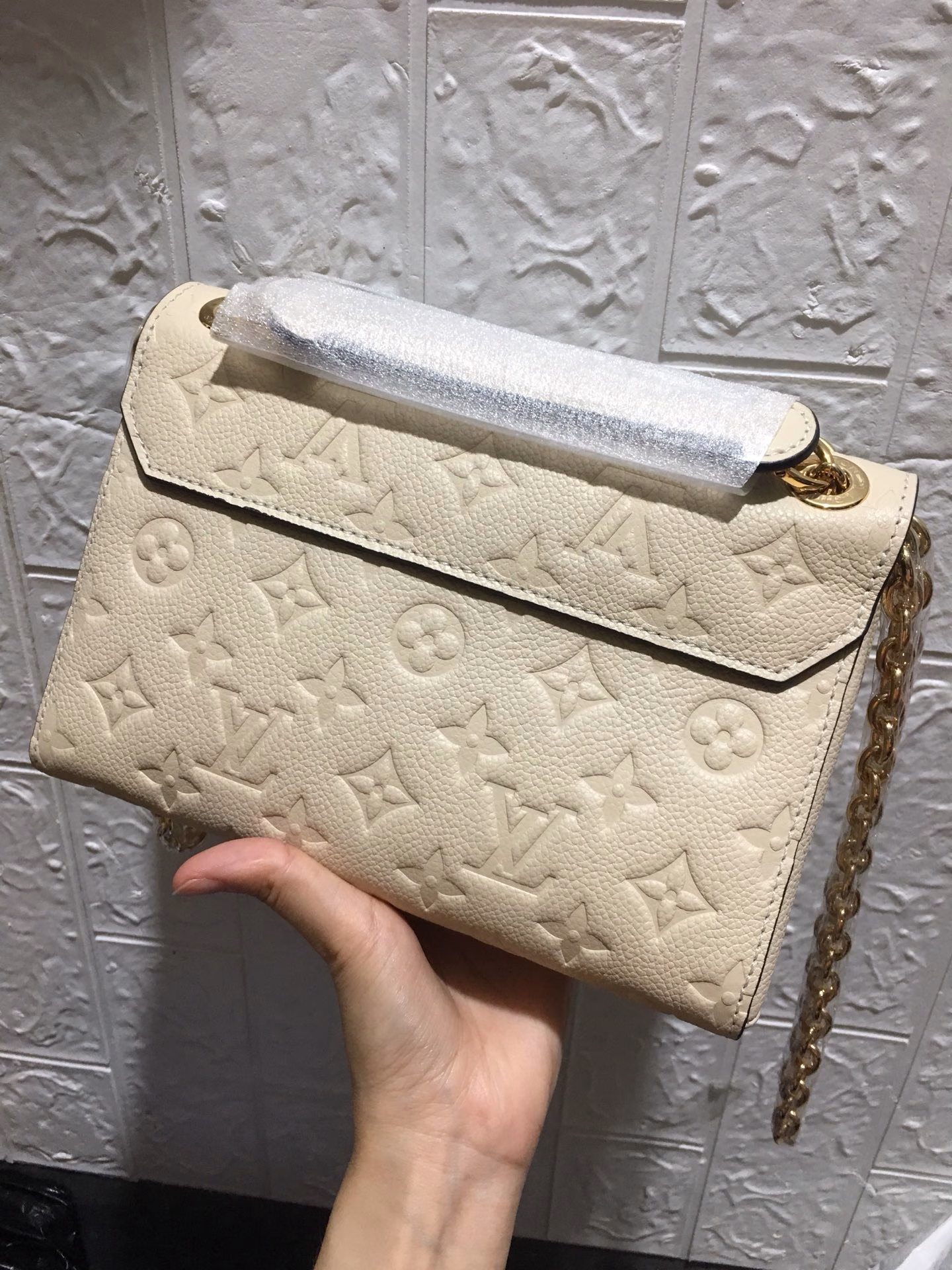 The vavin bb Monogram Empreinte leather combines silky and textured textures, the hook closure pays tribute to the design of Louis Vuitton luggage, and the chain shoulder strap adds contrast. The compact structure contains ample space