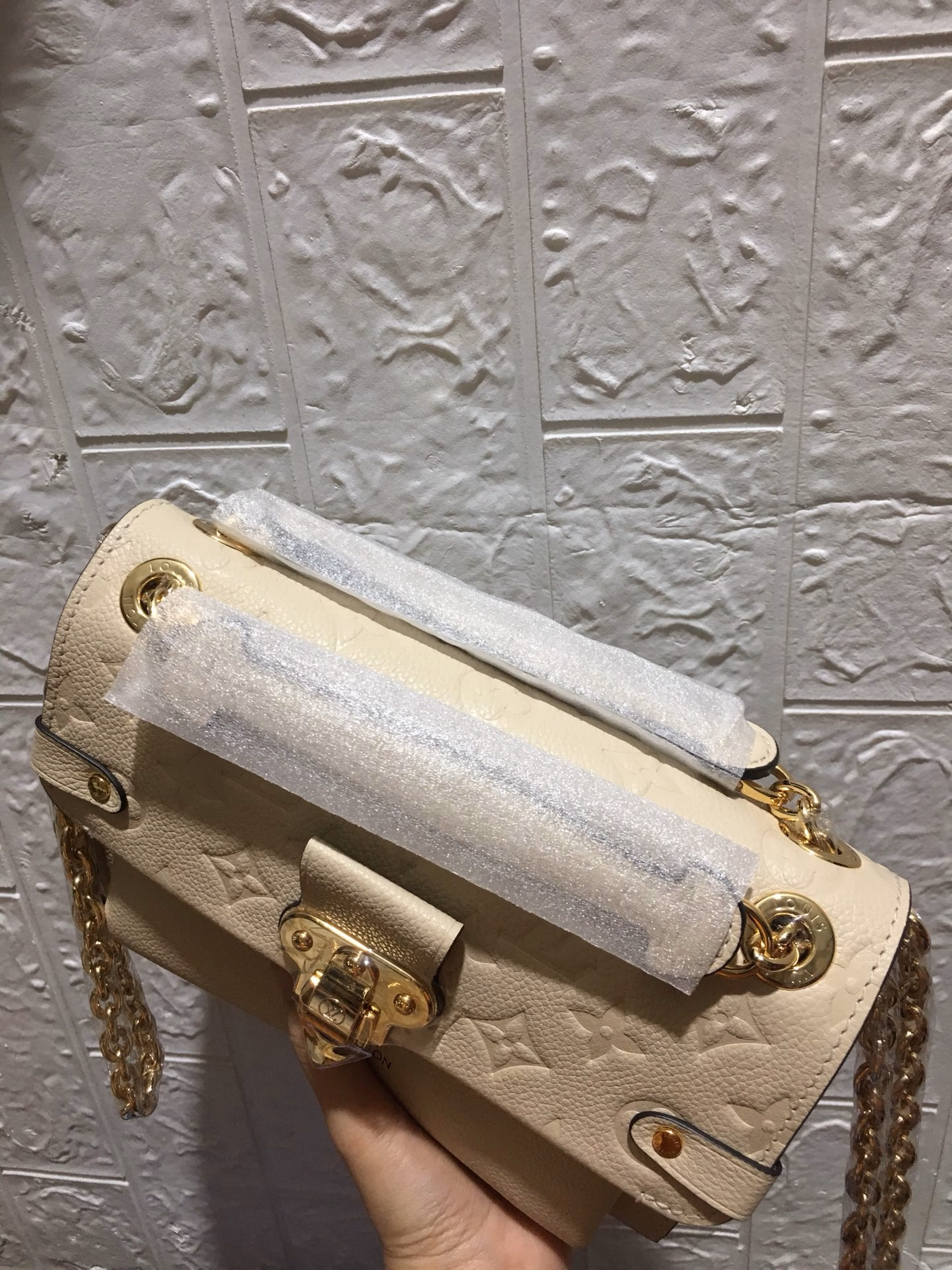 The vavin bb Monogram Empreinte leather combines silky and textured textures, the hook closure pays tribute to the design of Louis Vuitton luggage, and the chain shoulder strap adds contrast. The compact structure contains ample space