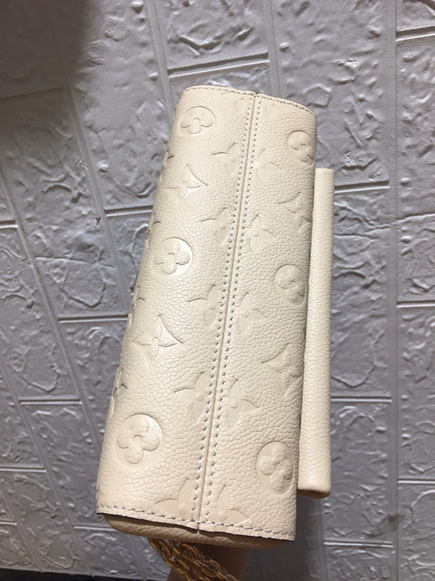 The vavin bb Monogram Empreinte leather combines silky and textured textures, the hook closure pays tribute to the design of Louis Vuitton luggage, and the chain shoulder strap adds contrast. The compact structure contains ample space