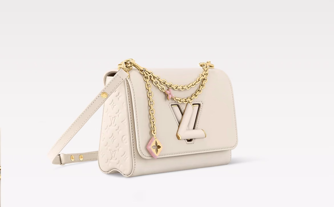 For the Harmony collection, this Twist MM slim bag features a decorative chain inspired by the monogram flower and the Puffygram jewelry collection. This version features the LV Twist clasp and is made from Taurus leather, a timeless color, with rose added for an interesting finish. The removable mirror can be used for makeup touch-ups