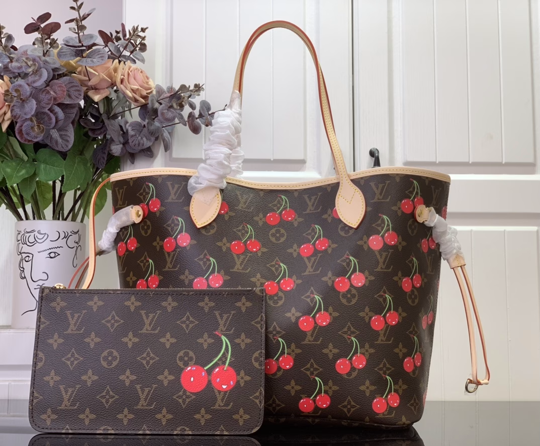 A lively reinterpretation of the joyful elements of the Louis Vuitton x Takashi Murakami retro collection, the sweet cherry pattern is placed on Monogram coated canvas, and the striking striped lining together conveys the artist's signature color aesthetic. The cowhide leather trim completes the classic style