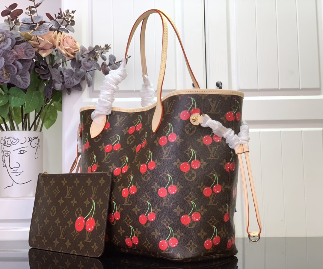 A lively reinterpretation of the joyful elements of the Louis Vuitton x Takashi Murakami retro collection, the sweet cherry pattern is placed on Monogram coated canvas, and the striking striped lining together conveys the artist's signature color aesthetic. The cowhide leather trim completes the classic style
