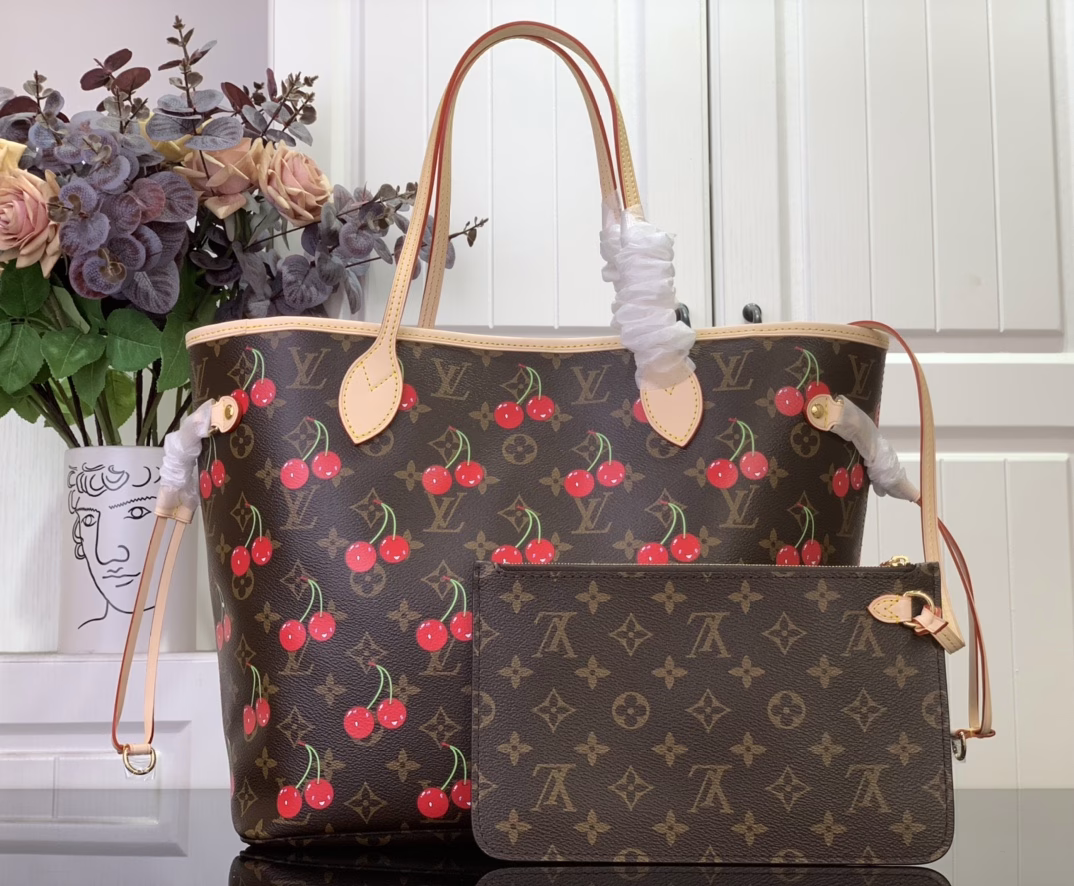 A lively reinterpretation of the joyful elements of the Louis Vuitton x Takashi Murakami retro collection, the sweet cherry pattern is placed on Monogram coated canvas, and the striking striped lining together conveys the artist's signature color aesthetic. The cowhide leather trim completes the classic style