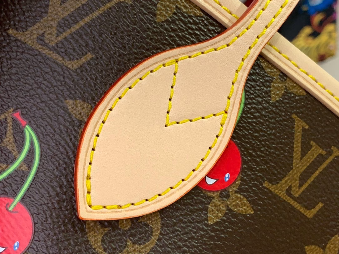 A lively reinterpretation of the joyful elements of the Louis Vuitton x Takashi Murakami retro collection, the sweet cherry pattern is placed on Monogram coated canvas, and the striking striped lining together conveys the artist's signature color aesthetic. The cowhide leather trim completes the classic style