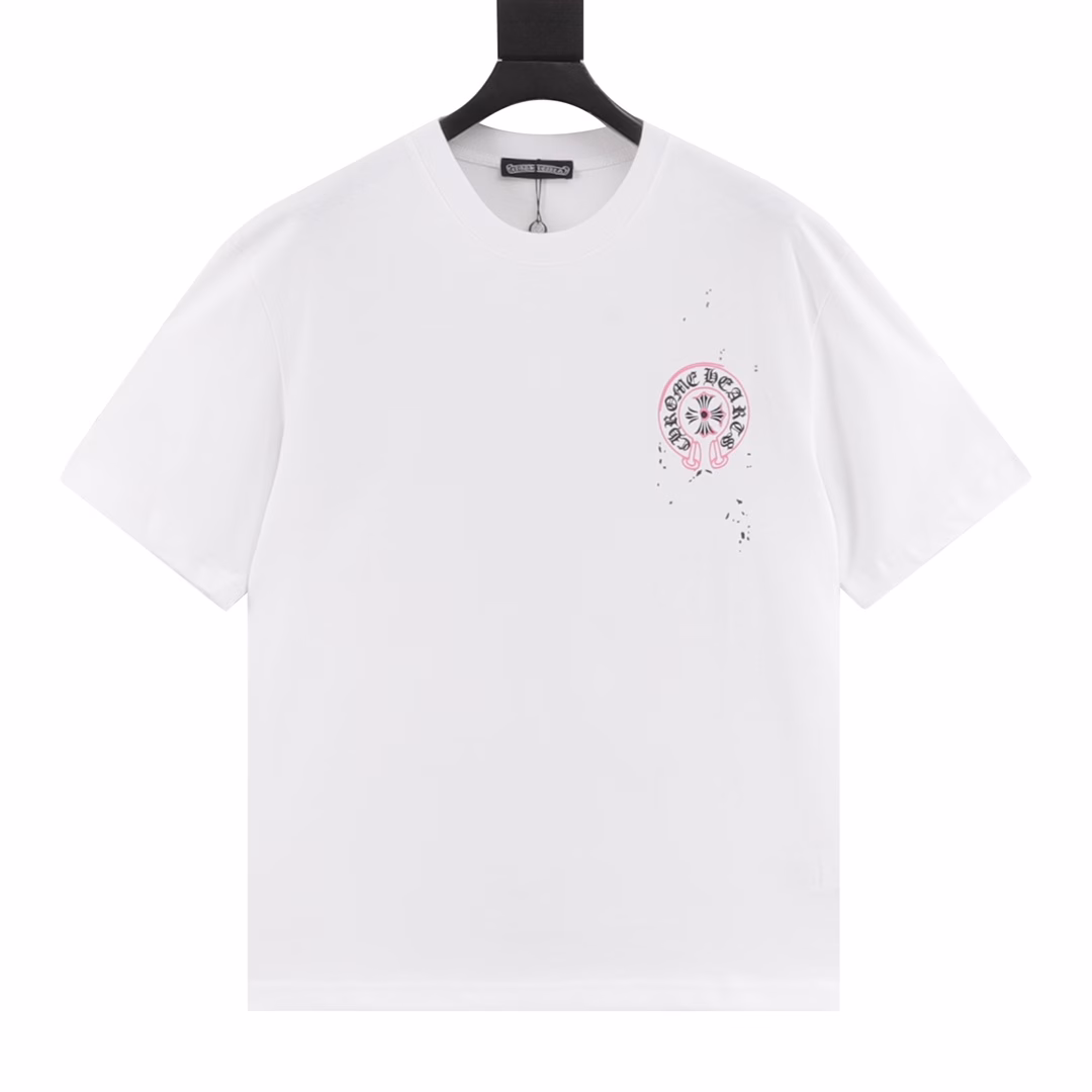 Chrome Hearts 25ss hand-painted cross print short sleevesThe fabric is 280g combed cotton, customized 32-count 1*1 thread, and the garment is washed twice. The fabric is comfortable and skin-friendly without any strange feeling. The custom-made dyed fabric has high textile density, good drape, and is not easy to deform. The thick weave plus the compact spinning process will not affect the breathability of the fabric. The color saturation is very high. It is a versatile and good-looking short sleeve. The loose version hides the flesh and makes you look thin. It is not picky.
