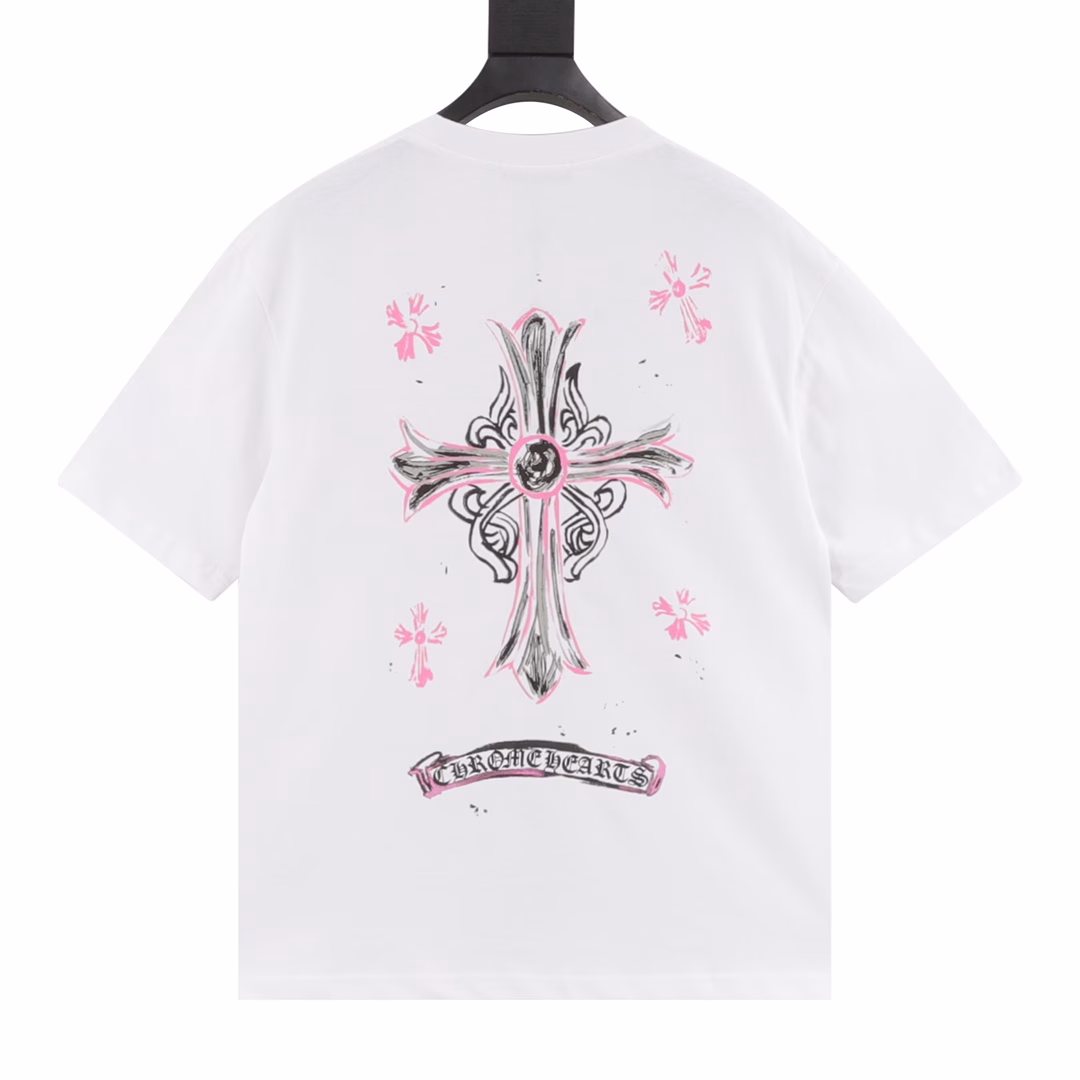 Chrome Hearts 25ss hand-painted cross print short sleevesThe fabric is 280g combed cotton, customized 32-count 1*1 thread, and the garment is washed twice. The fabric is comfortable and skin-friendly without any strange feeling. The custom-made dyed fabric has high textile density, good drape, and is not easy to deform. The thick weave plus the compact spinning process will not affect the breathability of the fabric. The color saturation is very high. It is a versatile and good-looking short sleeve. The loose version hides the flesh and makes you look thin. It is not picky.