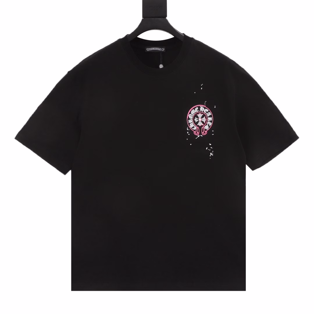 Chrome Hearts 25ss hand-painted cross print short sleevesThe fabric is 280g combed cotton, customized 32-count 1*1 thread, and the garment is washed twice. The fabric is comfortable and skin-friendly without any strange feeling. The custom-made dyed fabric has high textile density, good drape, and is not easy to deform. The thick weave plus the compact spinning process will not affect the breathability of the fabric. The color saturation is very high. It is a versatile and good-looking short sleeve. The loose version hides the flesh and makes you look thin. It is not picky.