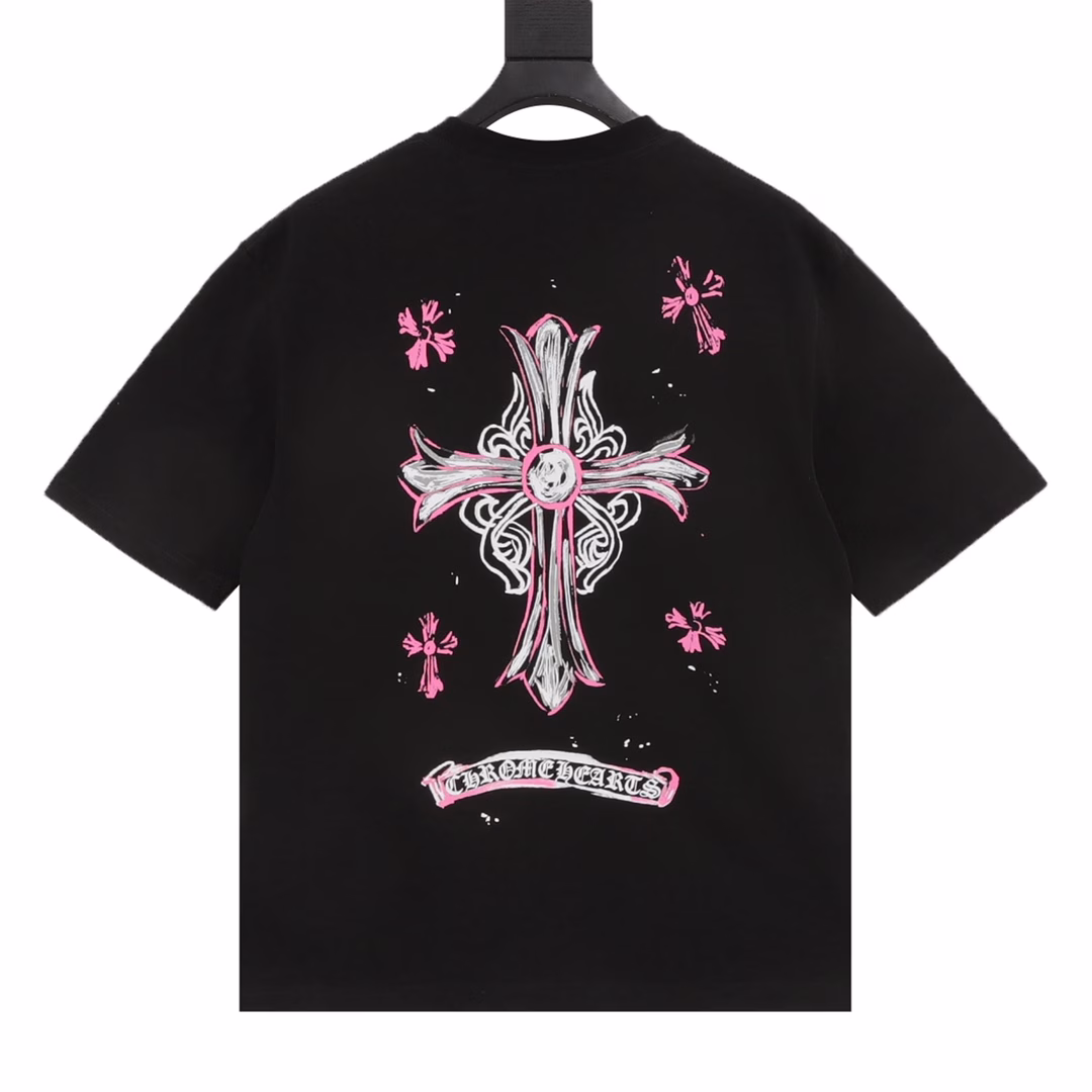 Chrome Hearts 25ss hand-painted cross print short sleevesThe fabric is 280g combed cotton, customized 32-count 1*1 thread, and the garment is washed twice. The fabric is comfortable and skin-friendly without any strange feeling. The custom-made dyed fabric has high textile density, good drape, and is not easy to deform. The thick weave plus the compact spinning process will not affect the breathability of the fabric. The color saturation is very high. It is a versatile and good-looking short sleeve. The loose version hides the flesh and makes you look thin. It is not picky.