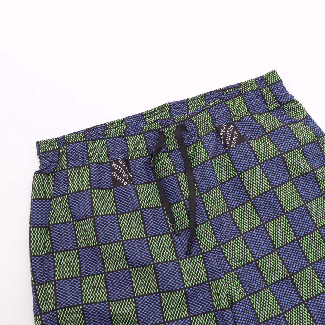 Louis Vuitton 25ss Damier Checkerboard Shorts2025 LV new shorts, a modern interpretation of the Damier check, flipped to reveal the full Monogram pattern. Lightweight and easy to store.