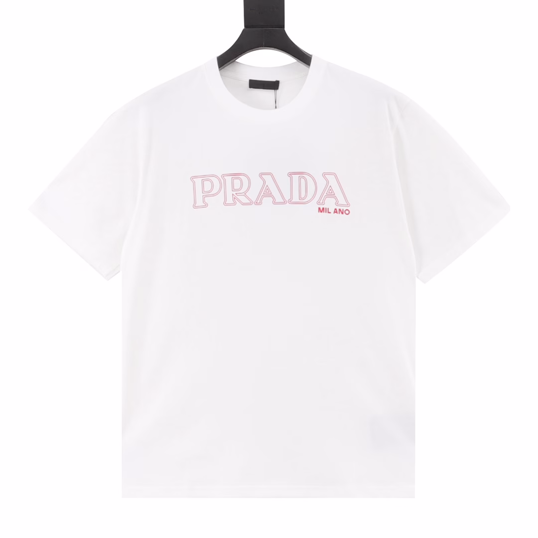 Prada 25ss hollow letter printed logo short sleevesUsing original board exclusive customization 240g 32s double yarn pure cotton fabric texture is very soft and comfortable 100% different from the market's top fabric (no shrinkage, no deformation, no pilling) with 280g 1x1 thread (fabric thread is dyed in the same vat without color difference and not easy to deform) original customized collar label washing label hangtag packaging (perfect details), same style for men and women