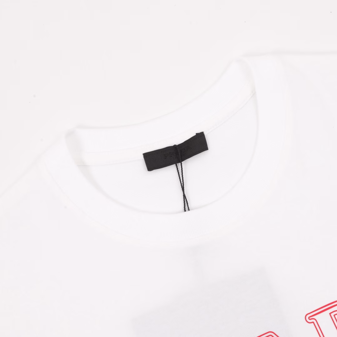 Prada 25ss hollow letter printed logo short sleevesUsing original board exclusive customization 240g 32s double yarn pure cotton fabric texture is very soft and comfortable 100% different from the market's top fabric (no shrinkage, no deformation, no pilling) with 280g 1x1 thread (fabric thread is dyed in the same vat without color difference and not easy to deform) original customized collar label washing label hangtag packaging (perfect details), same style for men and women