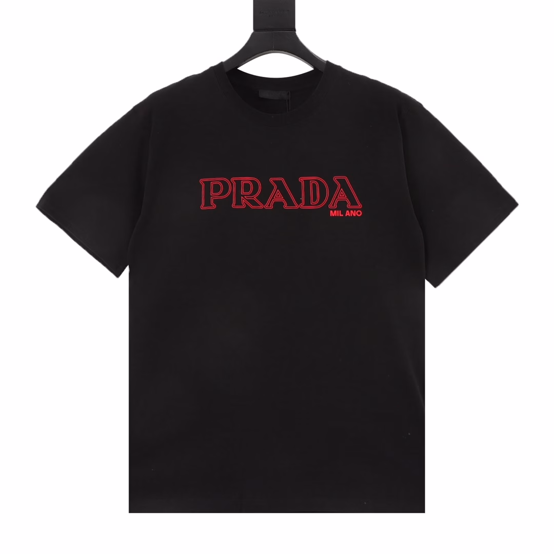 Prada 25ss hollow letter printed logo short sleevesUsing original board exclusive customization 240g 32s double yarn pure cotton fabric texture is very soft and comfortable 100% different from the market's top fabric (no shrinkage, no deformation, no pilling) with 280g 1x1 thread (fabric thread is dyed in the same vat without color difference and not easy to deform) original customized collar label washing label hangtag packaging (perfect details), same style for men and women