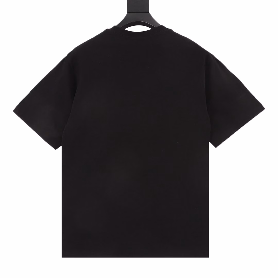 Prada 25ss hollow letter printed logo short sleevesUsing original board exclusive customization 240g 32s double yarn pure cotton fabric texture is very soft and comfortable 100% different from the market's top fabric (no shrinkage, no deformation, no pilling) with 280g 1x1 thread (fabric thread is dyed in the same vat without color difference and not easy to deform) original customized collar label washing label hangtag packaging (perfect details), same style for men and women