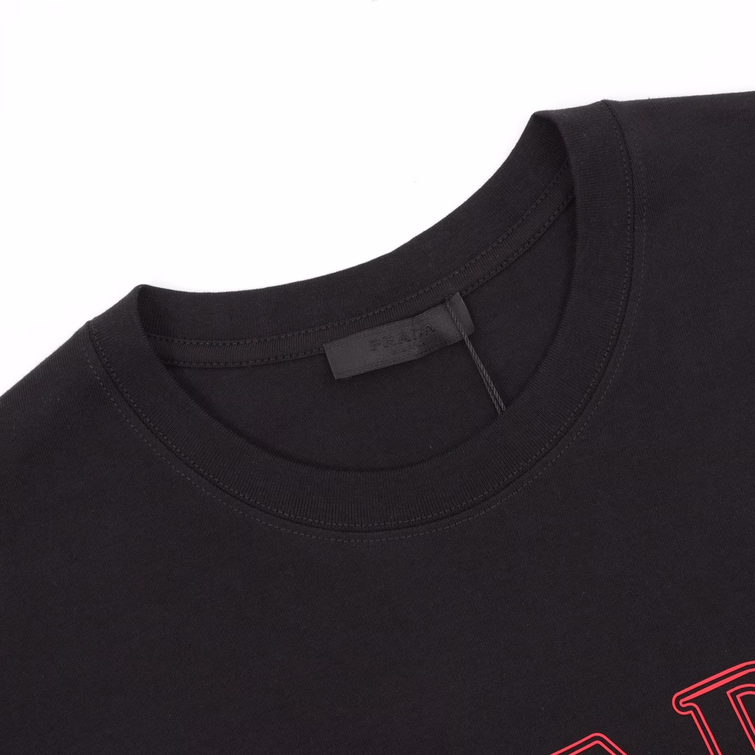Prada 25ss hollow letter printed logo short sleevesUsing original board exclusive customization 240g 32s double yarn pure cotton fabric texture is very soft and comfortable 100% different from the market's top fabric (no shrinkage, no deformation, no pilling) with 280g 1x1 thread (fabric thread is dyed in the same vat without color difference and not easy to deform) original customized collar label washing label hangtag packaging (perfect details), same style for men and women