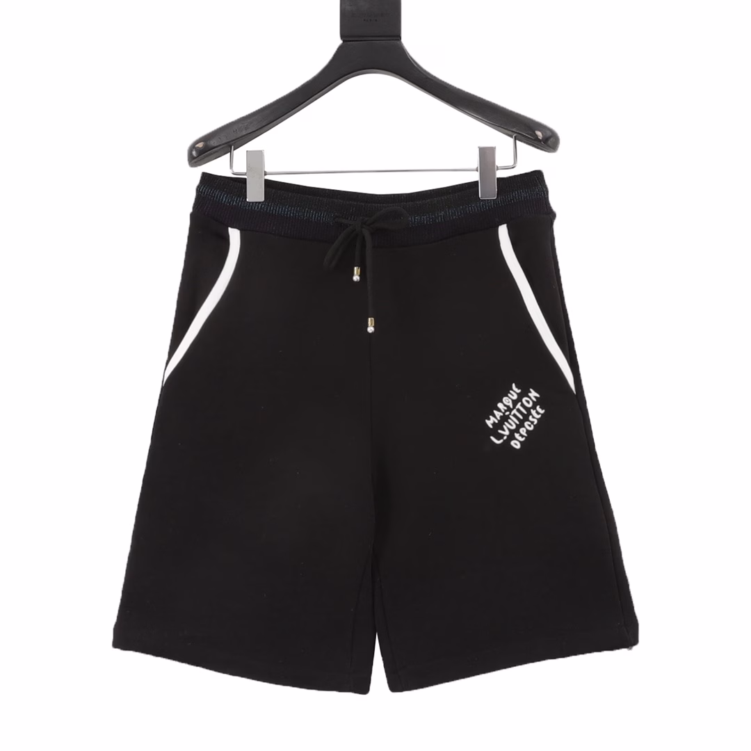 Louis Vuitton 25ss logo embroidered shortsCustomized double-stranded cotton sweater fabric, using imported machine embroidery technology, using advanced computer control systems and precision mechanical parts to achieve Marque L.Yuitton Deposee logo embroidery operations with high precision and smooth and delicate lines