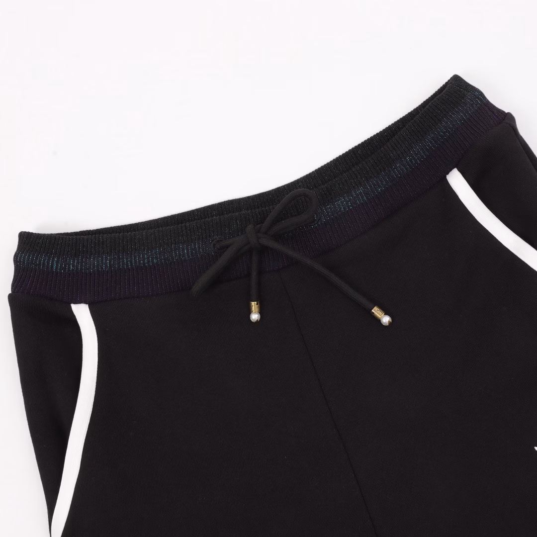 Louis Vuitton 25ss logo embroidered shortsCustomized double-stranded cotton sweater fabric, using imported machine embroidery technology, using advanced computer control systems and precision mechanical parts to achieve Marque L.Yuitton Deposee logo embroidery operations with high precision and smooth and delicate lines