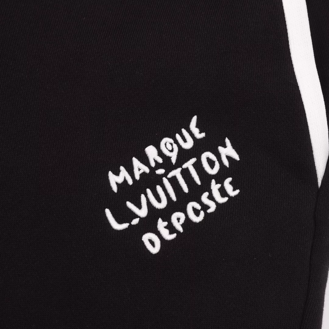 Louis Vuitton 25ss logo embroidered shortsCustomized double-stranded cotton sweater fabric, using imported machine embroidery technology, using advanced computer control systems and precision mechanical parts to achieve Marque L.Yuitton Deposee logo embroidery operations with high precision and smooth and delicate lines