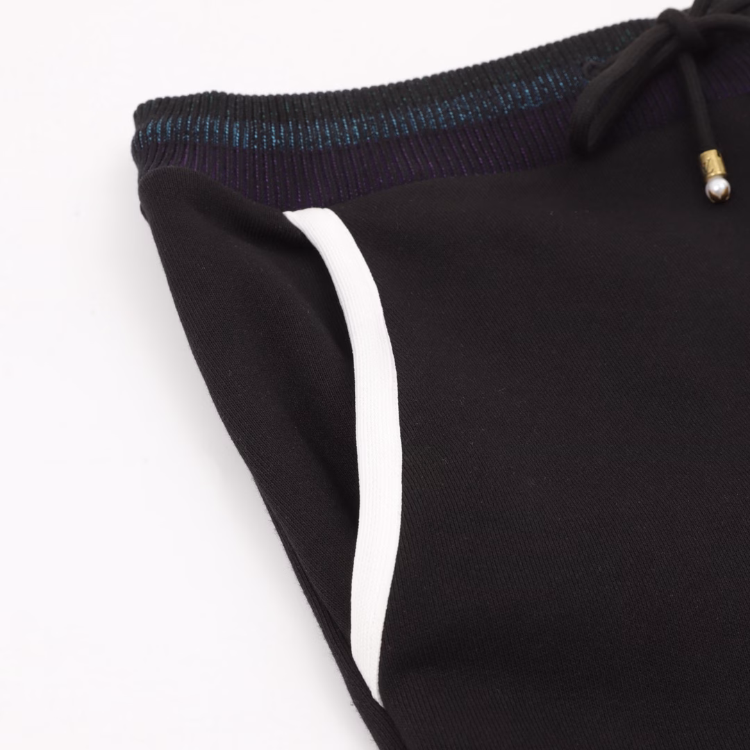 Louis Vuitton 25ss logo embroidered shortsCustomized double-stranded cotton sweater fabric, using imported machine embroidery technology, using advanced computer control systems and precision mechanical parts to achieve Marque L.Yuitton Deposee logo embroidery operations with high precision and smooth and delicate lines