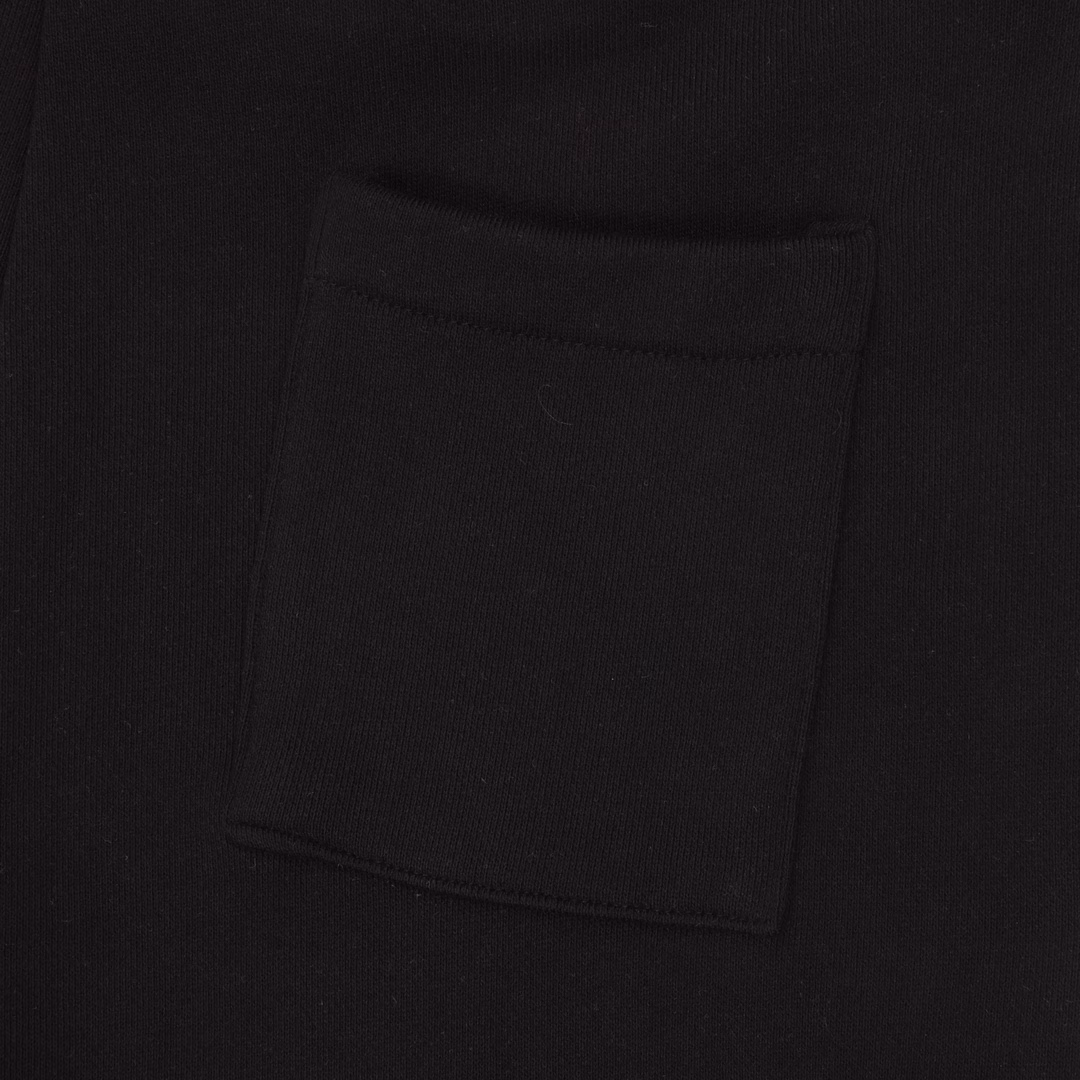 Louis Vuitton 25ss logo embroidered shortsCustomized double-stranded cotton sweater fabric, using imported machine embroidery technology, using advanced computer control systems and precision mechanical parts to achieve Marque L.Yuitton Deposee logo embroidery operations with high precision and smooth and delicate lines