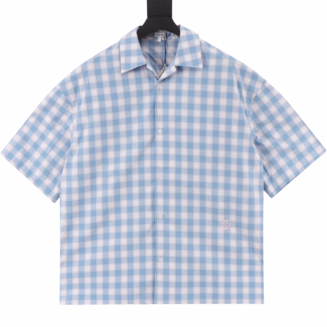 LOEWE 25ss embroidered logo blue check short sleeve shirtLOEWE's new lightweight jacquard check cotton shirt, exquisite see-through check pattern, classic collar, button cuffs, front button closure, curved hem! Unisex style!
