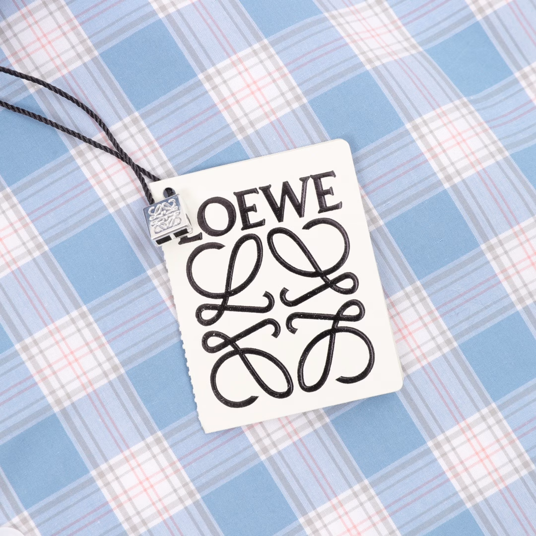 LOEWE 25ss embroidered logo blue check short sleeve shirtLOEWE's new lightweight jacquard check cotton shirt, exquisite see-through check pattern, classic collar, button cuffs, front button closure, curved hem! Unisex style!