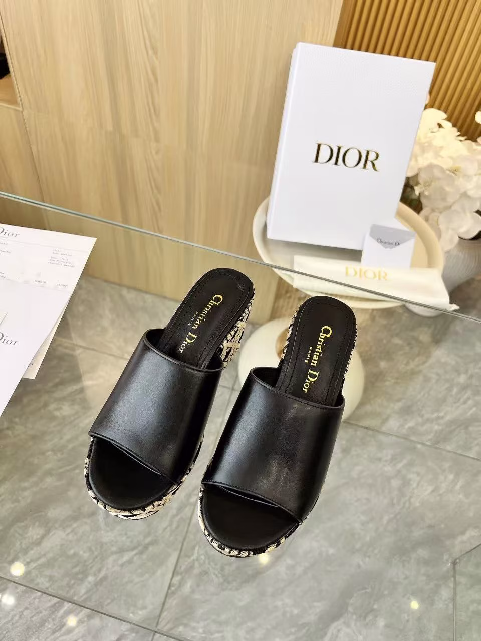 Dior 2025 Spring/Summer D-Attitude wedge sandals Platform sandalsThis Attitude Dior wedge sandal is inspired by vintage logos and shows modern style. The cowhide upper is paired with a 9cm wedge heel and a 3cm beige Graphic rattan pattern embroidered thick sole. The back is decorated with a gold-finished metal CD logo. It can be matched with various styles this season to show elegance.
