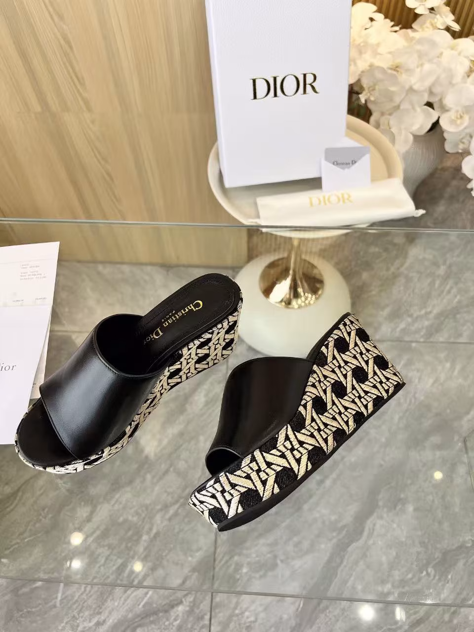Dior 2025 Spring/Summer D-Attitude wedge sandals Platform sandalsThis Attitude Dior wedge sandal is inspired by vintage logos and shows modern style. The cowhide upper is paired with a 9cm wedge heel and a 3cm beige Graphic rattan pattern embroidered thick sole. The back is decorated with a gold-finished metal CD logo. It can be matched with various styles this season to show elegance.