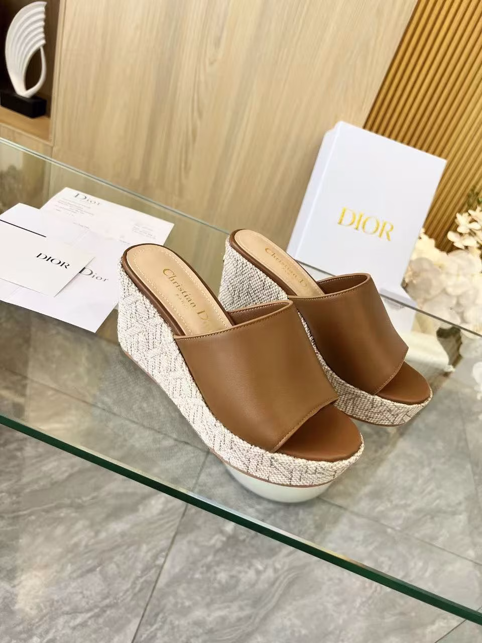 Dior 2025 Spring/Summer D-Attitude wedge sandals Platform sandalsThis Attitude Dior wedge sandal is inspired by vintage logos and shows modern style. The cowhide upper is paired with a 9cm wedge heel and a 3cm beige Graphic rattan pattern embroidered thick sole. The back is decorated with a gold-finished metal CD logo. It can be matched with various styles this season to show elegance.