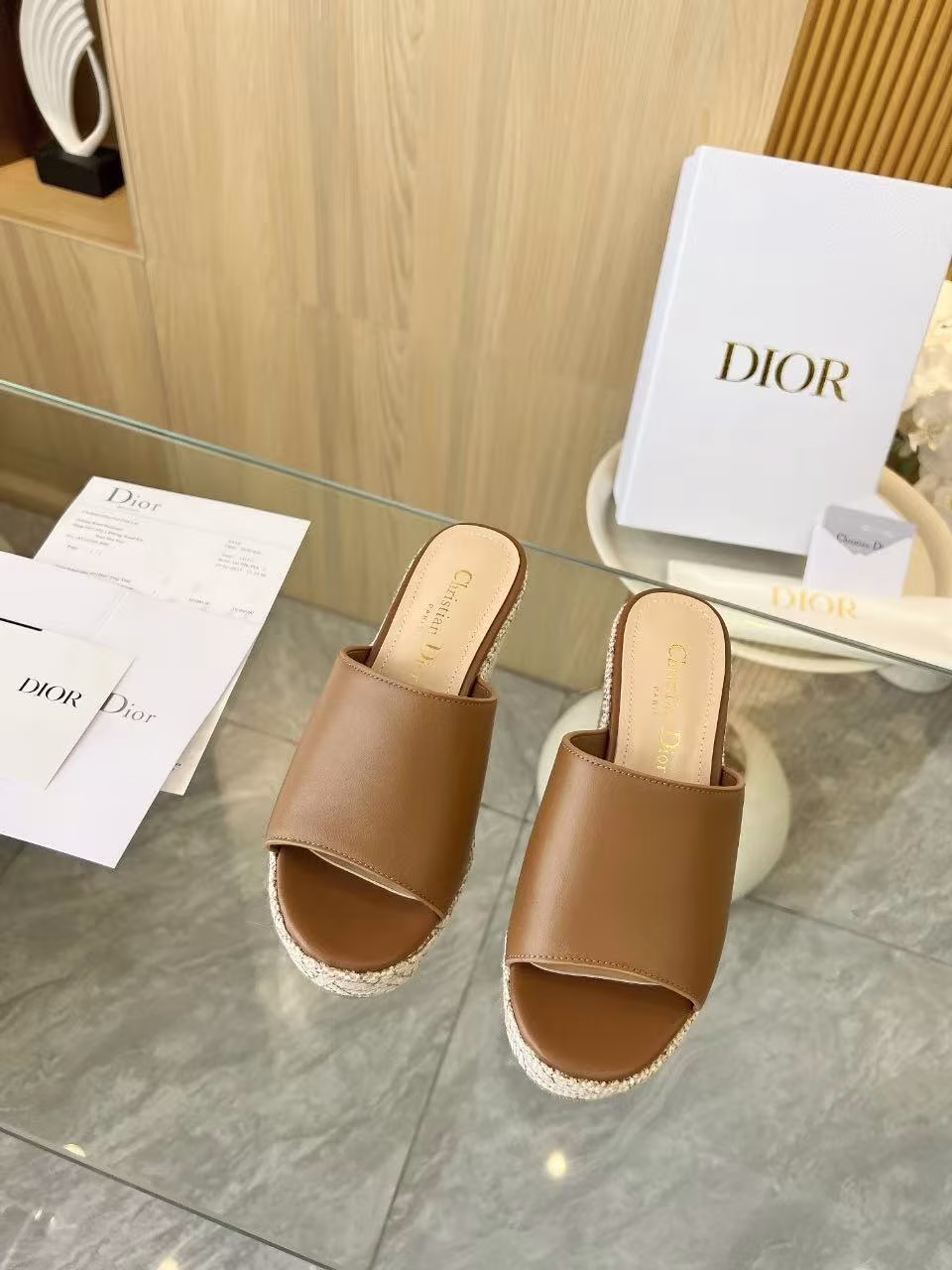 Dior 2025 Spring/Summer D-Attitude wedge sandals Platform sandalsThis Attitude Dior wedge sandal is inspired by vintage logos and shows modern style. The cowhide upper is paired with a 9cm wedge heel and a 3cm beige Graphic rattan pattern embroidered thick sole. The back is decorated with a gold-finished metal CD logo. It can be matched with various styles this season to show elegance.