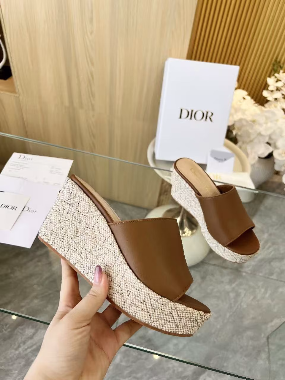 Dior 2025 Spring/Summer D-Attitude wedge sandals Platform sandalsThis Attitude Dior wedge sandal is inspired by vintage logos and shows modern style. The cowhide upper is paired with a 9cm wedge heel and a 3cm beige Graphic rattan pattern embroidered thick sole. The back is decorated with a gold-finished metal CD logo. It can be matched with various styles this season to show elegance.