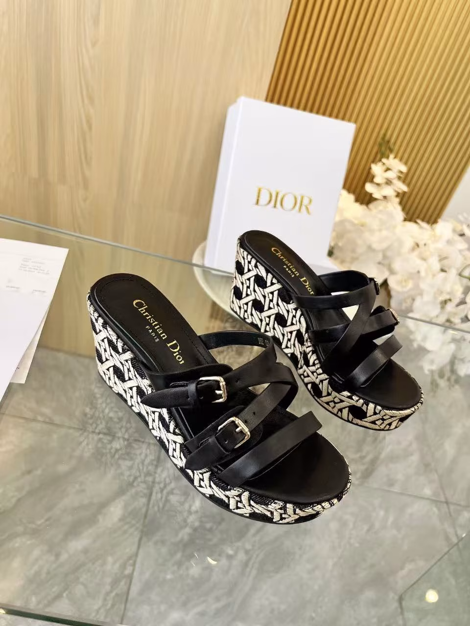 Dior 25ss Spring/Summer D-Attitude wedge sandals with cross straps and platform sandalsThis Attitude Dior wedge sandal is inspired by vintage logos and shows modern style. The cowhide upper is paired with a 9cm wedge heel and a 3cm beige Graphic rattan pattern embroidered thick sole. The back is decorated with a gold-finished metal CD logo. It can be matched with various styles this season to show elegance.