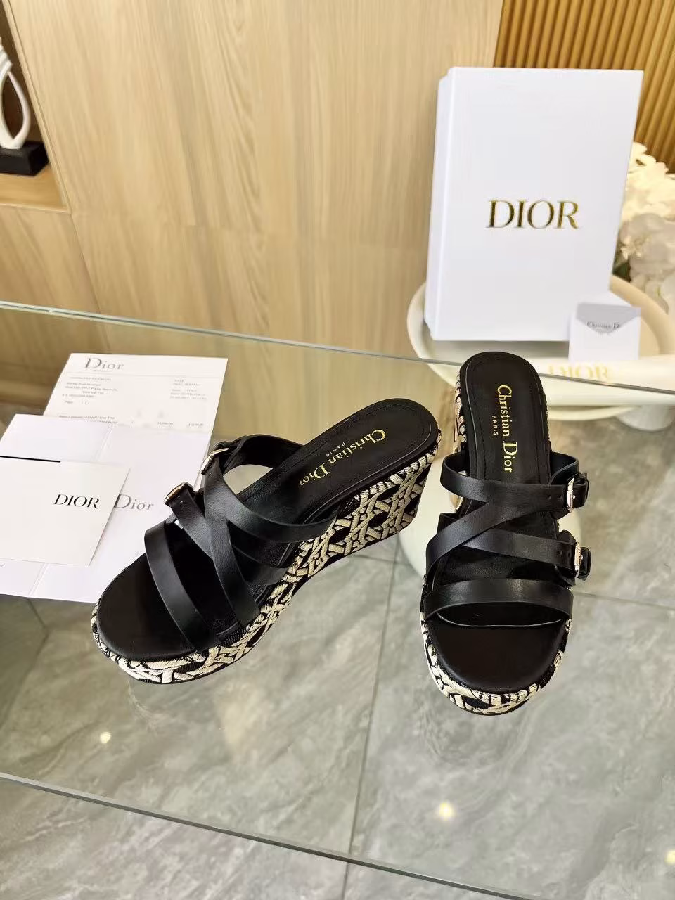 Dior 25ss Spring/Summer D-Attitude wedge sandals with cross straps and platform sandalsThis Attitude Dior wedge sandal is inspired by vintage logos and shows modern style. The cowhide upper is paired with a 9cm wedge heel and a 3cm beige Graphic rattan pattern embroidered thick sole. The back is decorated with a gold-finished metal CD logo. It can be matched with various styles this season to show elegance.