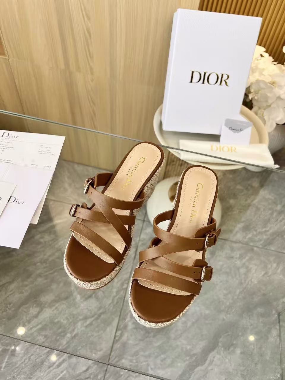 Dior 25ss Spring/Summer D-Attitude wedge sandals with cross straps and platform sandalsThis Attitude Dior wedge sandal is inspired by vintage logos and shows modern style. The cowhide upper is paired with a 9cm wedge heel and a 3cm beige Graphic rattan pattern embroidered thick sole. The back is decorated with a gold-finished metal CD logo. It can be matched with various styles this season to show elegance.