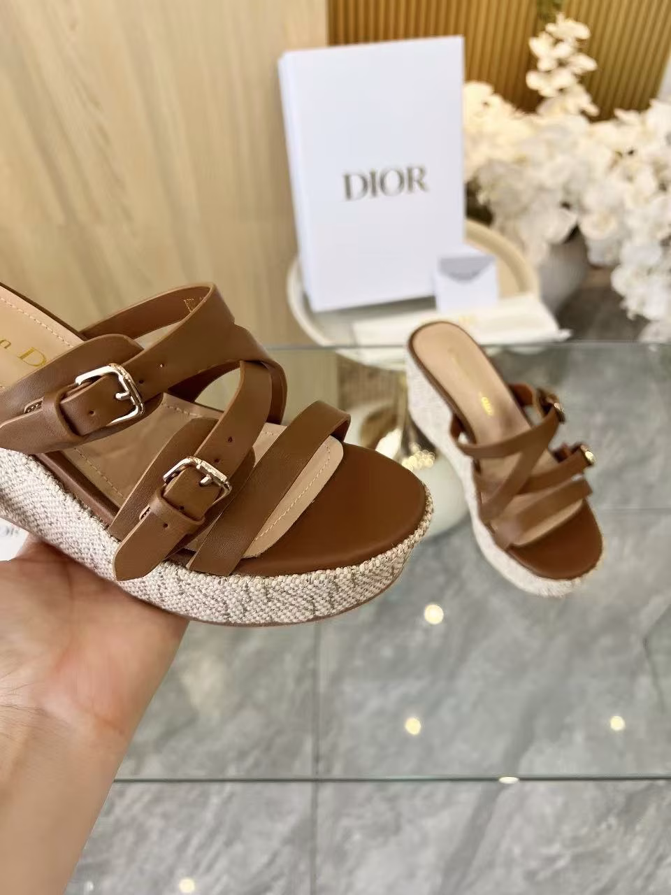 Dior 25ss Spring/Summer D-Attitude wedge sandals with cross straps and platform sandalsThis Attitude Dior wedge sandal is inspired by vintage logos and shows modern style. The cowhide upper is paired with a 9cm wedge heel and a 3cm beige Graphic rattan pattern embroidered thick sole. The back is decorated with a gold-finished metal CD logo. It can be matched with various styles this season to show elegance.