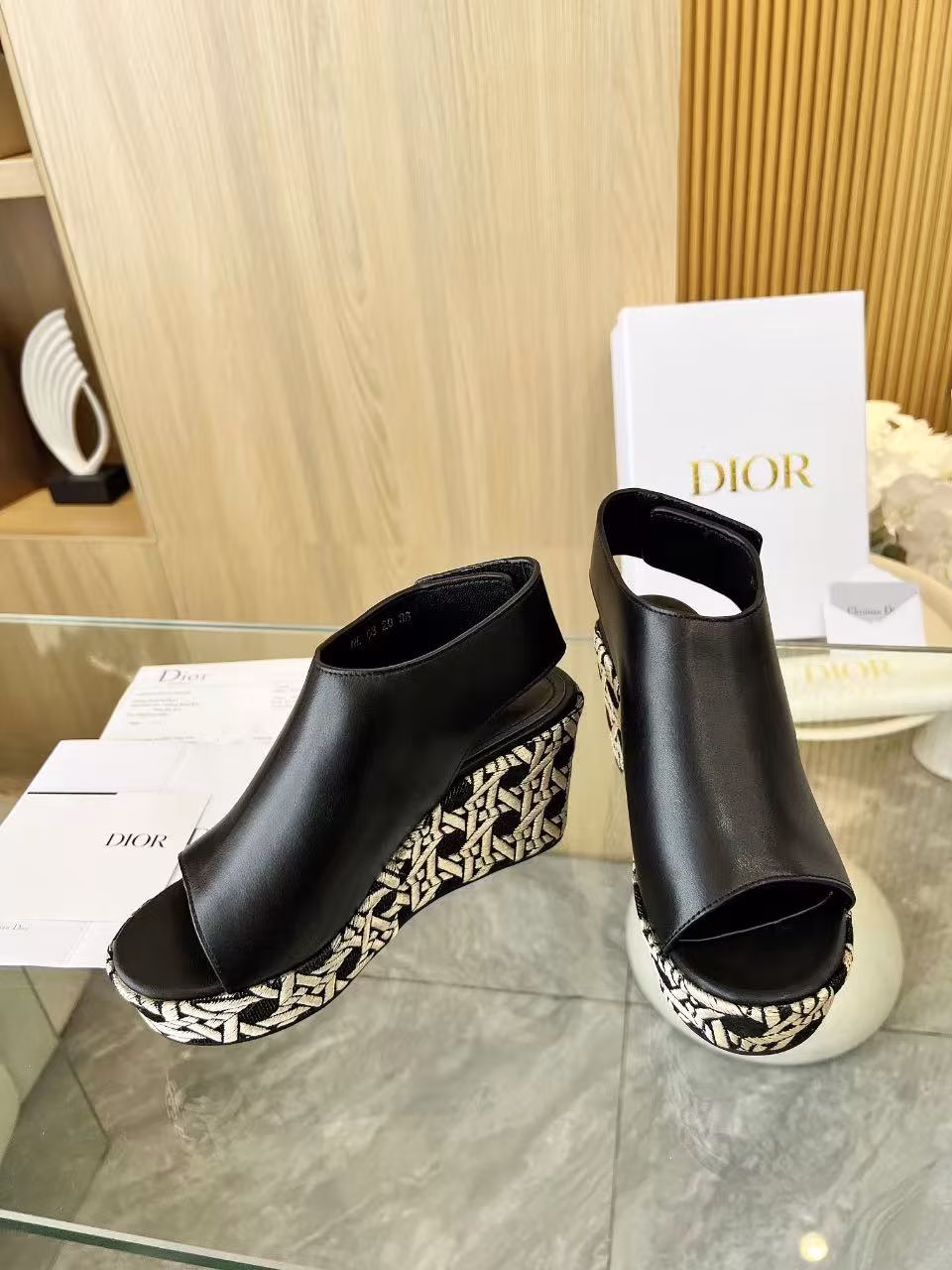 Dior 25ss Spring/Summer D-Attitude wedge heel fish mouth back sling with waterproof platform sandalsThis Attitude Dior wedge heel fish mouth back sling is inspired by retro logos and highlights modern style. The cow leather upper is matched with a 9 cm wedge heel and a 3 cm beige Graphic rattan