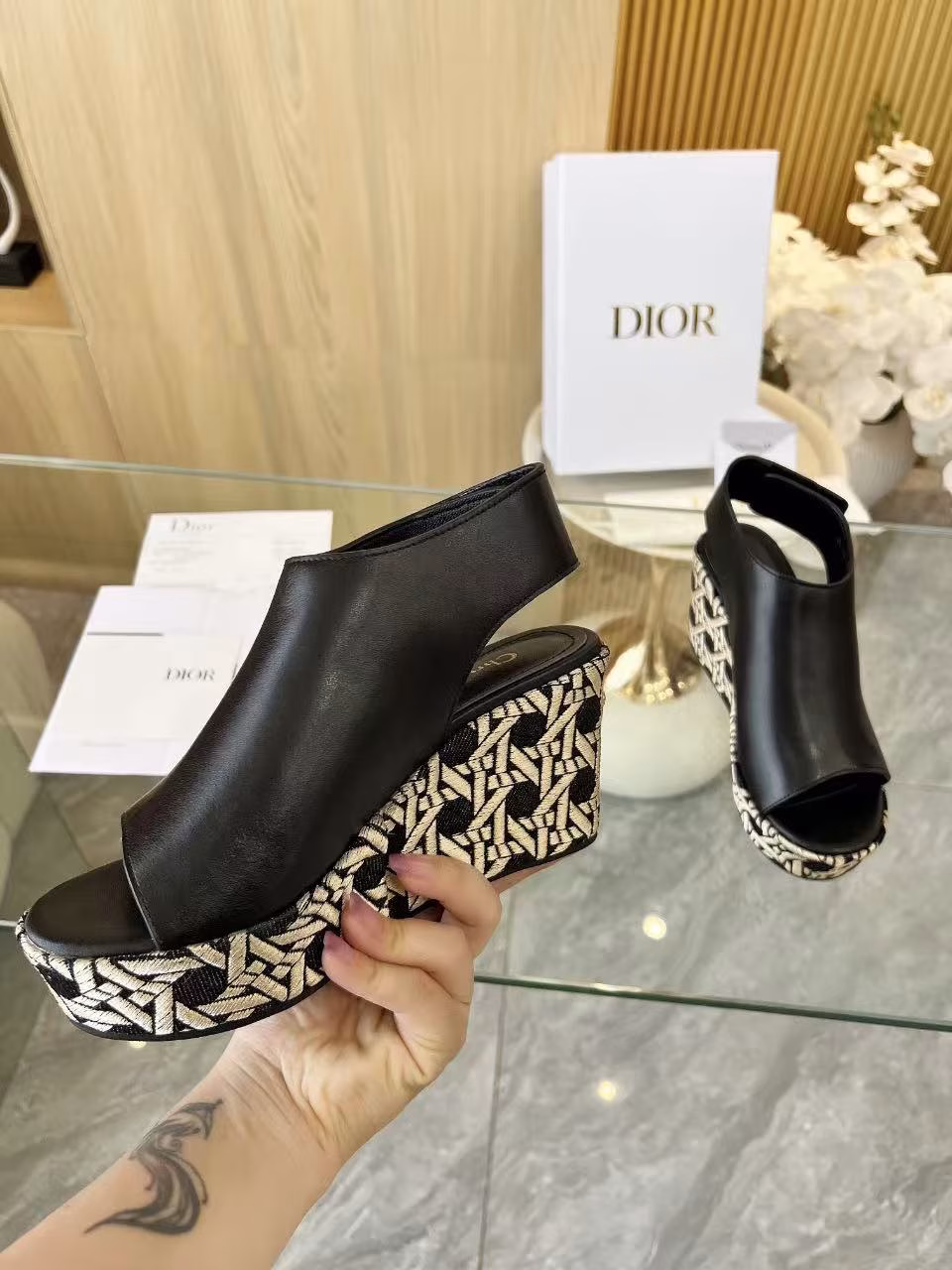 Dior 25ss Spring/Summer D-Attitude wedge heel fish mouth back sling with waterproof platform sandalsThis Attitude Dior wedge heel fish mouth back sling is inspired by retro logos and highlights modern style. The cow leather upper is matched with a 9 cm wedge heel and a 3 cm beige Graphic rattan