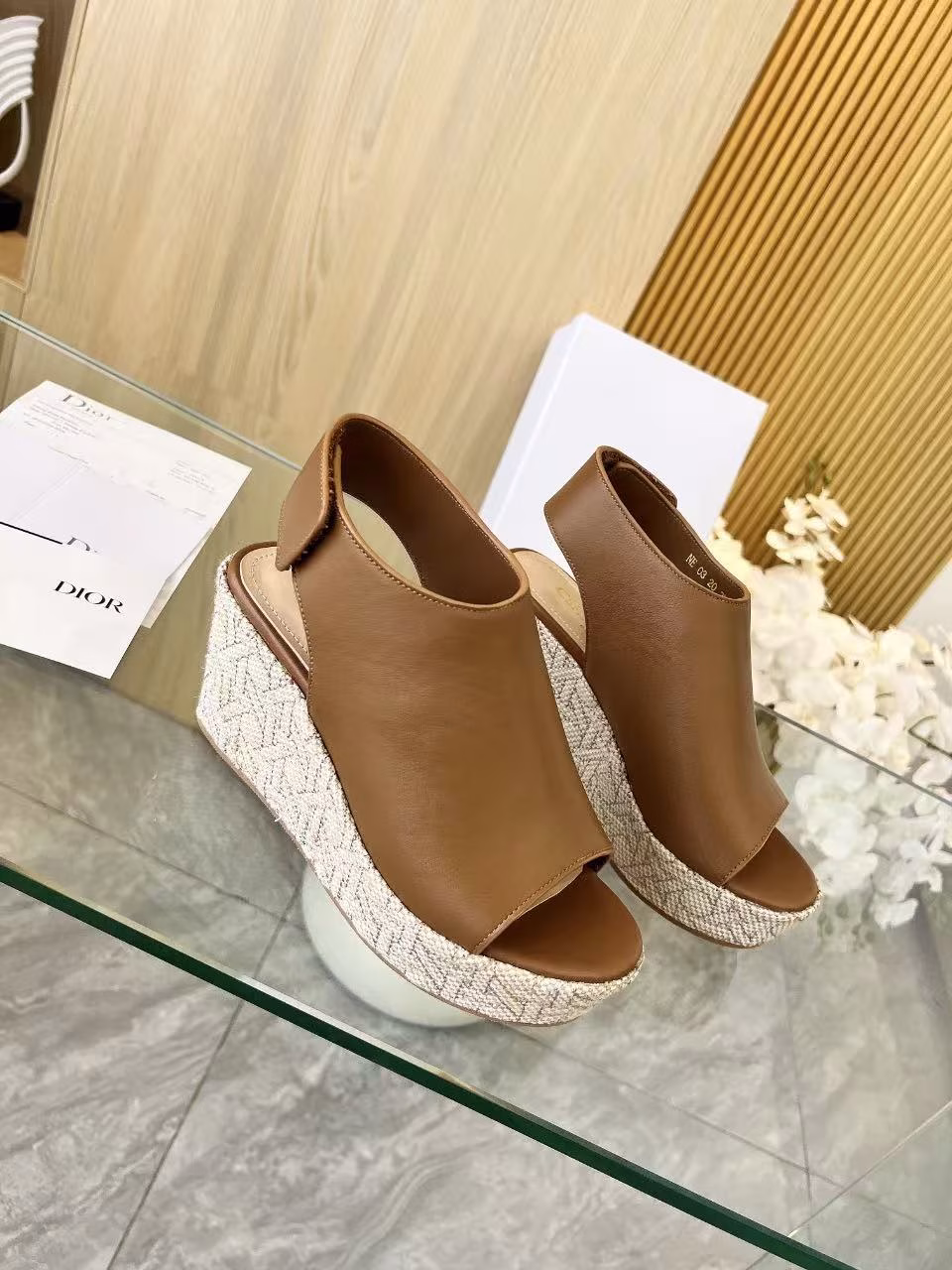 Dior 25ss Spring/Summer D-Attitude wedge heel fish mouth back sling with waterproof platform sandalsThis Attitude Dior wedge heel fish mouth back sling is inspired by retro logos and highlights modern style. The cow leather upper is matched with a 9 cm wedge heel and a 3 cm beige Graphic rattan