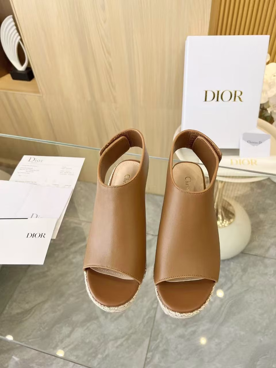Dior 25ss Spring/Summer D-Attitude wedge heel fish mouth back sling with waterproof platform sandalsThis Attitude Dior wedge heel fish mouth back sling is inspired by retro logos and highlights modern style. The cow leather upper is matched with a 9 cm wedge heel and a 3 cm beige Graphic rattan
