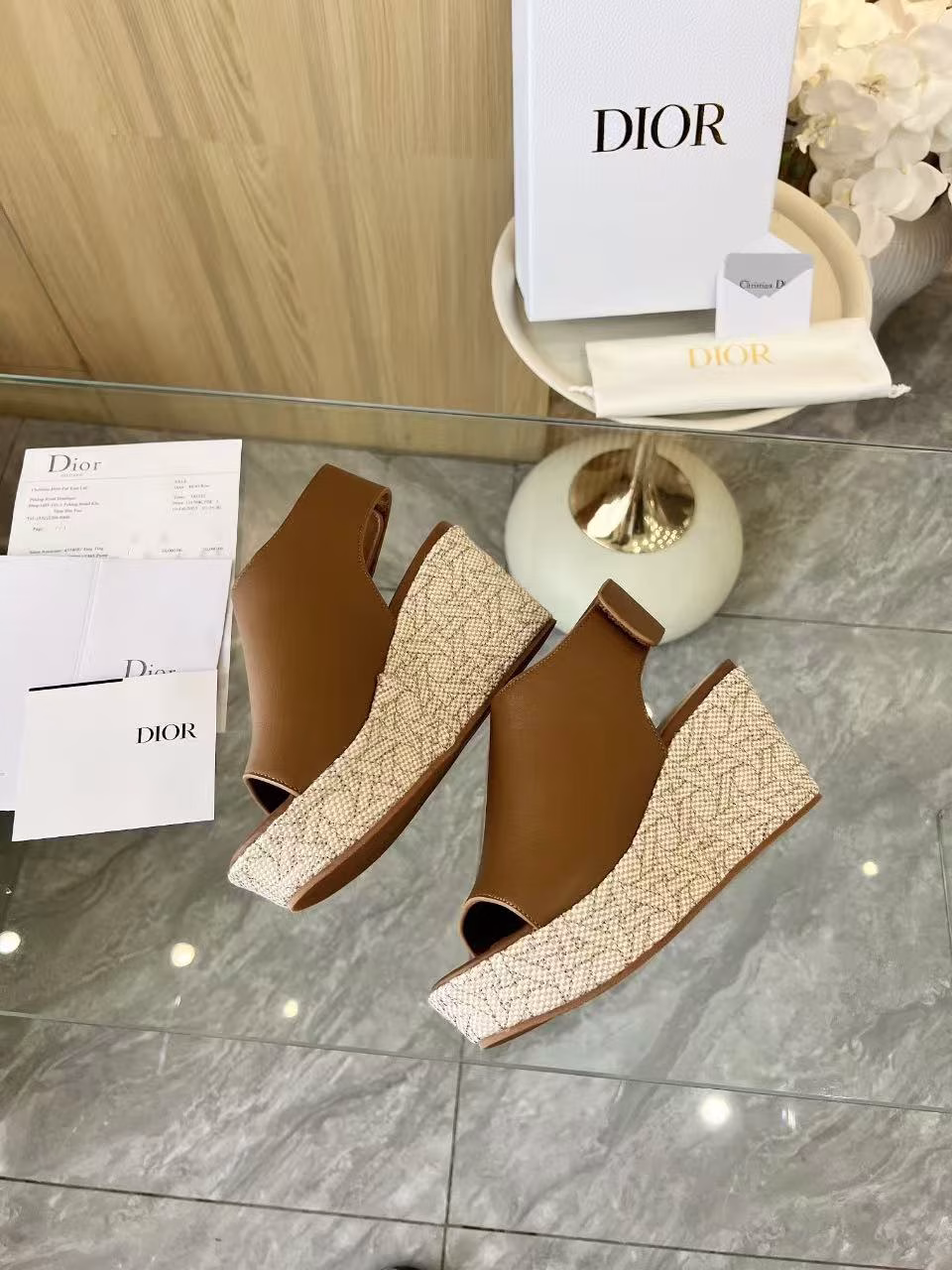Dior 25ss Spring/Summer D-Attitude wedge heel fish mouth back sling with waterproof platform sandalsThis Attitude Dior wedge heel fish mouth back sling is inspired by retro logos and highlights modern style. The cow leather upper is matched with a 9 cm wedge heel and a 3 cm beige Graphic rattan
