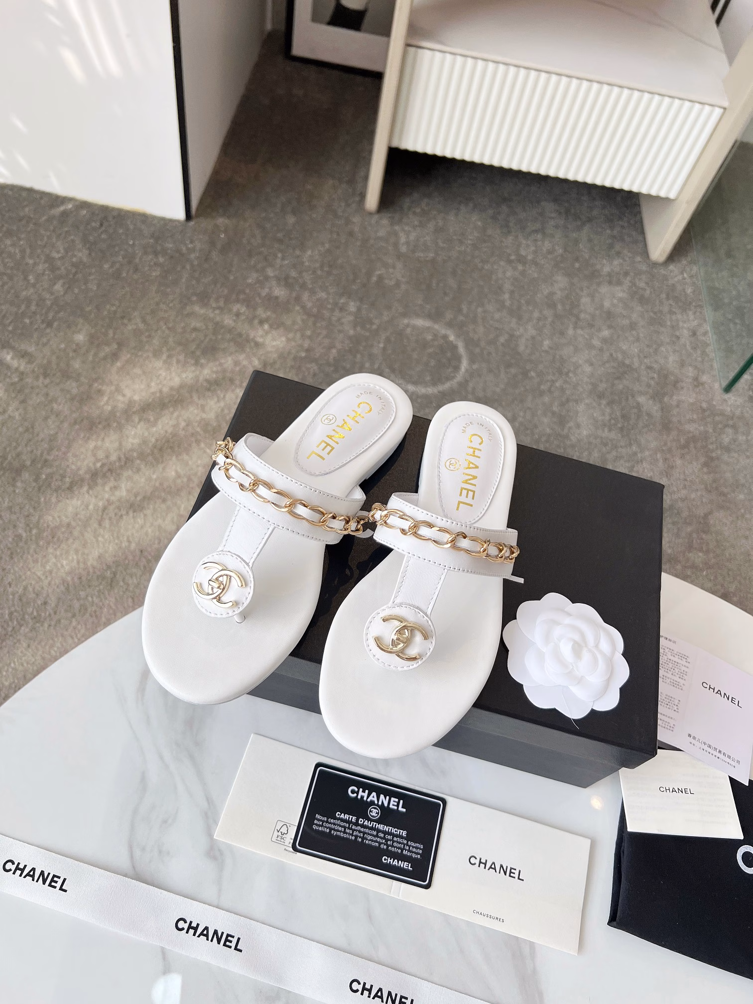 Chanel 25 Spring/Summer new productsDouble C chain series flip-flop sandalsChain sandals are the hottest item this yearI have been impressed by its beauty and naturalnessIt also has the classic dominance of ChanelFrom leather to hardware, it is full of high-end feelingComfortable and fashionableThe fabric is made of imported lambskinThe lining is silk sheepskinItalian leather outsole
