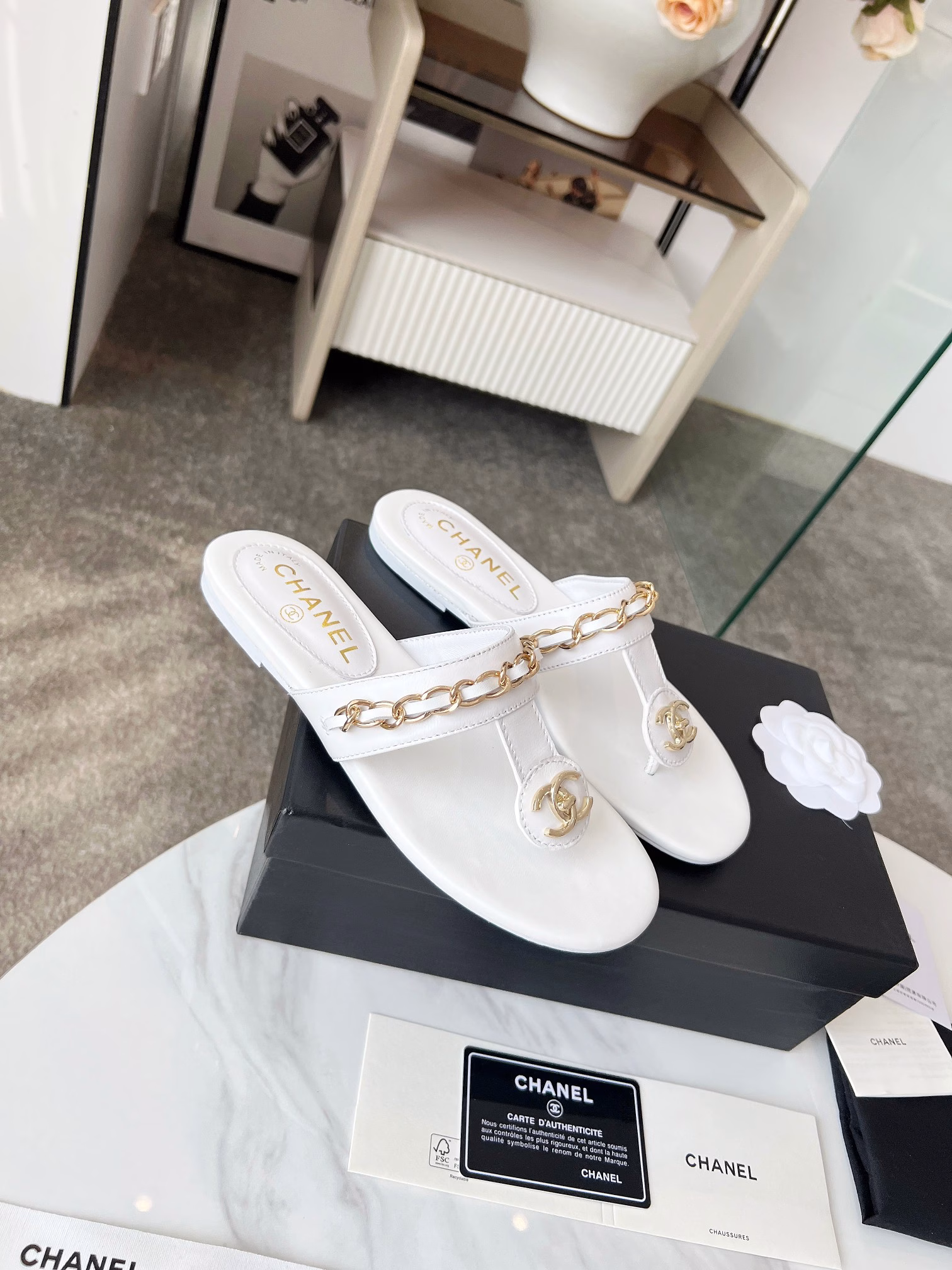 Chanel 25 Spring/Summer new productsDouble C chain series flip-flop sandalsChain sandals are the hottest item this yearI have been impressed by its beauty and naturalnessIt also has the classic dominance of ChanelFrom leather to hardware, it is full of high-end feelingComfortable and fashionableThe fabric is made of imported lambskinThe lining is silk sheepskinItalian leather outsole