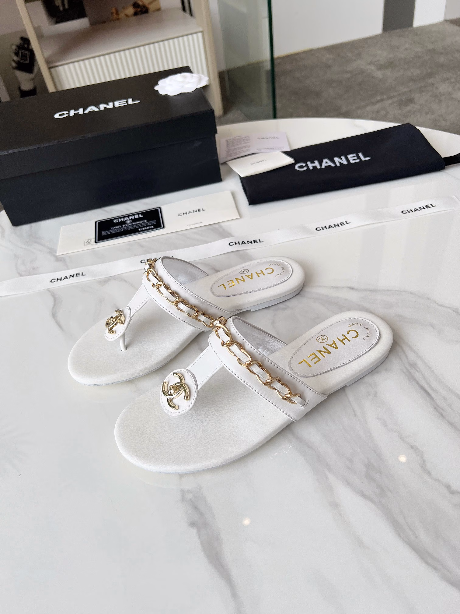 Chanel 25 Spring/Summer new productsDouble C chain series flip-flop sandalsChain sandals are the hottest item this yearI have been impressed by its beauty and naturalnessIt also has the classic dominance of ChanelFrom leather to hardware, it is full of high-end feelingComfortable and fashionableThe fabric is made of imported lambskinThe lining is silk sheepskinItalian leather outsole