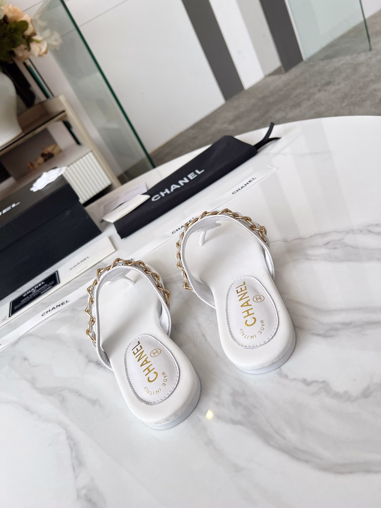 Chanel 25 Spring/Summer new productsDouble C chain series flip-flop sandalsChain sandals are the hottest item this yearI have been impressed by its beauty and naturalnessIt also has the classic dominance of ChanelFrom leather to hardware, it is full of high-end feelingComfortable and fashionableThe fabric is made of imported lambskinThe lining is silk sheepskinItalian leather outsole